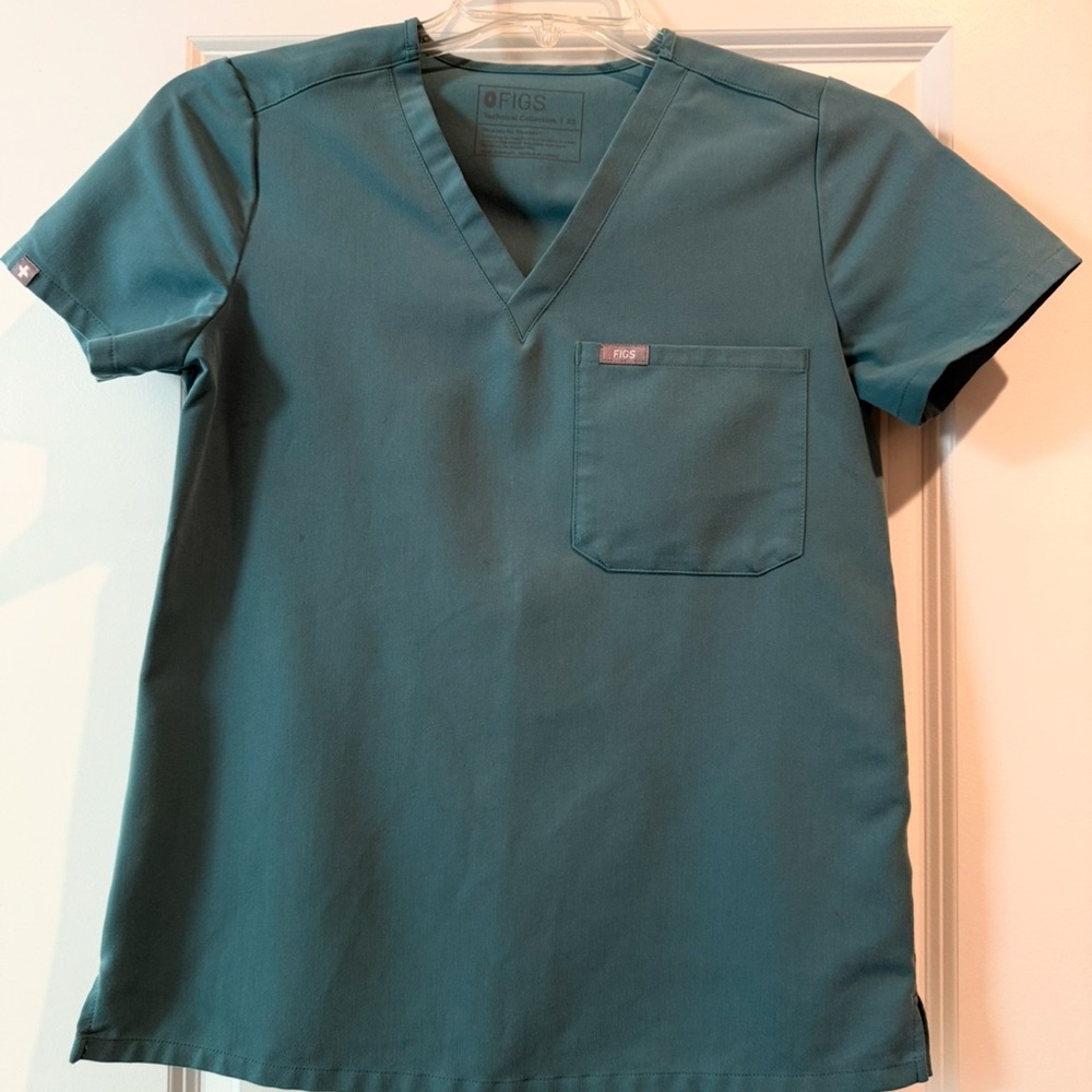 Figs Catarina One-Pocket Scrub Top (Moss).
XS